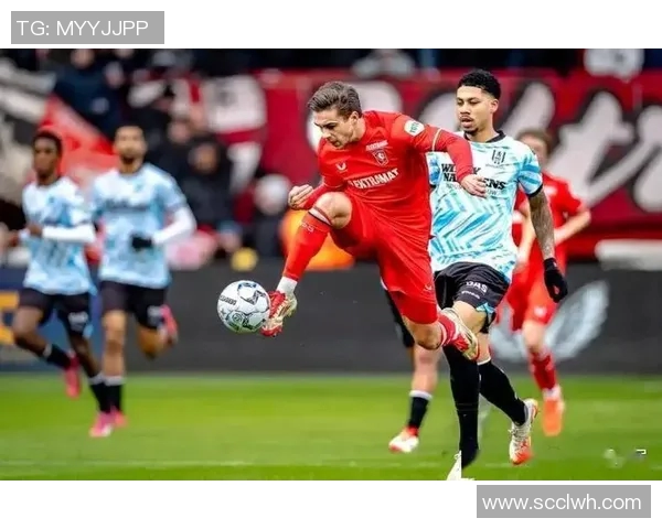 特温与福伦丹的激烈对决揭示了足球战术的博弈与激情的碰撞 特温与福伦丹的激烈对决揭示了足球战术的博弈与激情的碰撞